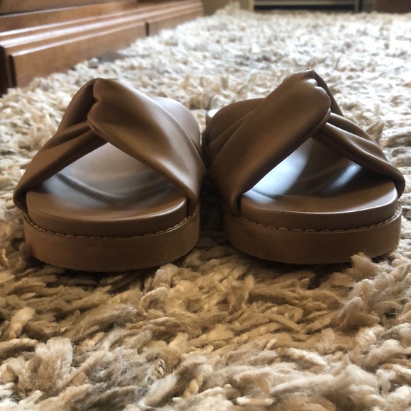 AE Twist Slide Sandal - Picture 11 of 14